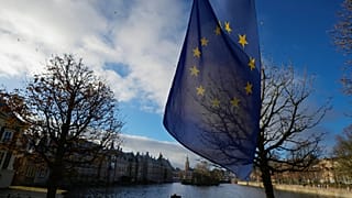 Uma bandeira da União Europeia hasteada no exterior do edifício do Parlamento, nos Países Baixos.