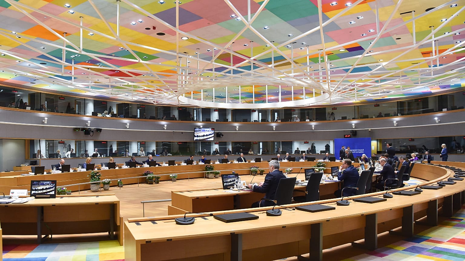 Os líderes da UE debatem como obter mais verbas para aumentar a capacidade de defesa