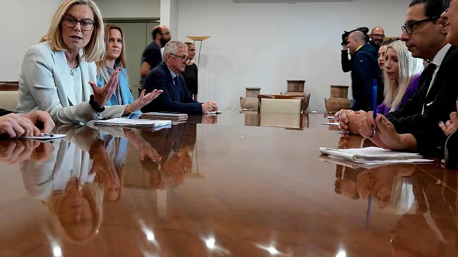 Sigrid Kaag, coordinadora de asuntos humanitarios y de reconstrucción de la ONU para Gaza, en una reunión en Chipre