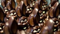 Conejos de chocolate esperan a ser decorados en la chocolatería Cocoatree, abril de 2020, en Lonzee, Bélgica.