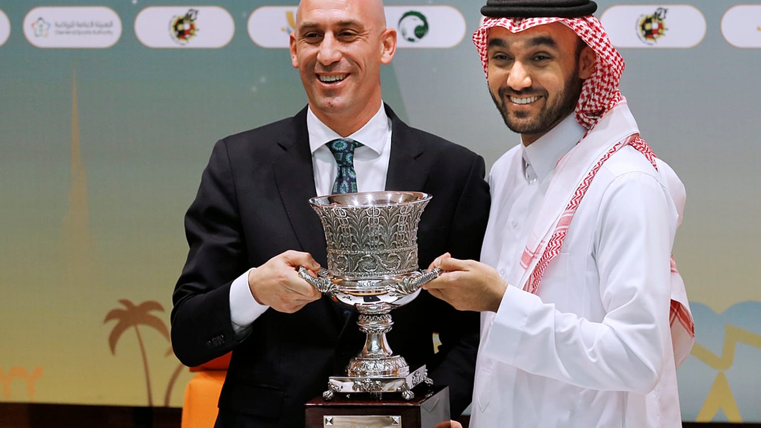Luis Rubiales, ex-presidente da Federação espanhola de futebol, com o príncipe Abdulaziz bin Turki Al-Faisal, presidente da Autoridade Geral do Desporto da Arábia Saudita
