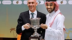 Luis Rubiales, ex-presidente da Federação espanhola de futebol, com o príncipe Abdulaziz bin Turki Al-Faisal, presidente da Autoridade Geral do Desporto da Arábia Saudita