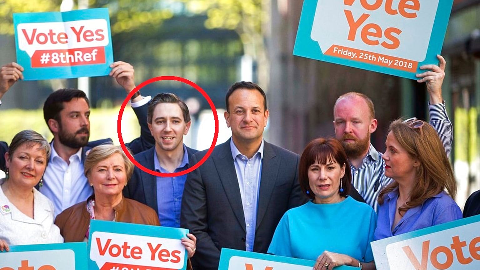 Egy korábbi felvételen az azóta lemondását bejelentő Varadkar mellett Simon Harris