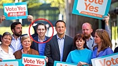 Egy korábbi felvételen az azóta lemondását bejelentő Varadkar mellett Simon Harris