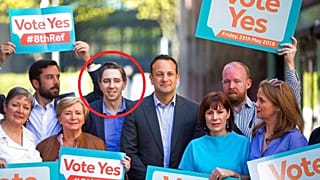 Egy korábbi felvételen az azóta lemondását bejelentő Varadkar mellett Simon Harris