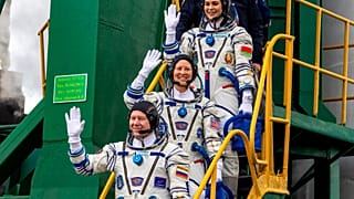 В состав экипажа входят космонавт Роскосмоса Олег Новицкий, представительница Беларуси Марина Василевская и астронавт NASA Трейси Дайсон.