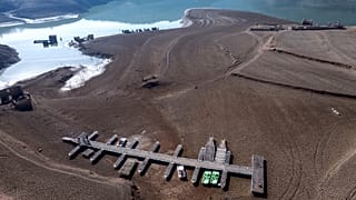 Vista del embalse de Sau, que registra mínimos históricos de niveles de agua y se encuentra a unos 100 km al norte de Barcelona.