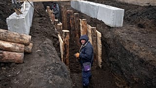 Ucrânia está a abrir trincheiras e a construir bunkers em preparação para a próxima fase da guerra