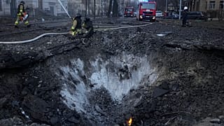 Bomberos trabajando tras un ataque ruso.