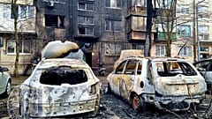 Auf diesem von Serhii Popko, dem Leiter der Militärverwaltung der Stadt, zur Verfügung gestellten Foto sind nach russischen Angriffen in Kiew, Ukraine am 21. März.