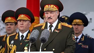 El presidente bielorruso, Alexander Lukashenko, pronuncia un discurso durante un desfile militar que marcó el 75 aniversario de la victoria aliada sobre la Alemania