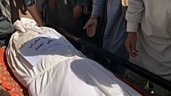 جثمان أحد ضحايا الهجوم الانتحاري الذي تبناه تنظيم الدولة الإسلامية في قندهار بأفغانستان السبت 16 أكتوبر 2021