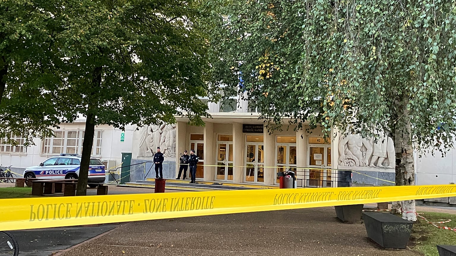 Agenti di polizia sorvegliano il liceo dove uno studente ha accoltellato un insegnante nell'ottobre 2023 ad Arras, nel nord della Francia
