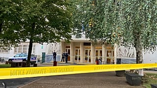 Agentes de policía hacen guardia afuera de la escuela secundaria donde un hombre apuñaló a un maestro, el sábado 14 de octubre de 2023 en Arras, al norte de Francia.