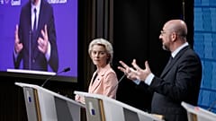 El presidente del Consejo Europeo, Charles Michel, a la derecha, y la presidenta de la Comisión Europea, Ursula von der Leyen, se dirigen a los medios de comunicación durante una cumbre de la UE en Bruselas, el 21 de marzo de 2024.