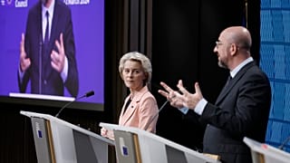 El presidente del Consejo Europeo, Charles Michel, a la derecha, y la presidenta de la Comisión Europea, Ursula von der Leyen, se dirigen a los medios de comunicación durante una cumbre de la UE en Bruselas, el 21 de marzo de 2024.