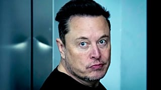 Le PDG de Tesla, Elon Musk, quitte la Gigafactory de Tesla pour les voitures électriques après une visite à Gruenheide près de Berlin, en Allemagne, le mercredi 13 mars 2024.