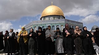 المصلون المسلمون يصلون تحت مسجد قبة الصخرة في مجمع المسجد الأقصى لصلاة الجمعة الثانية في شهر رمضان المبارك في البلدة القديمة بالقدس، الجمعة، 22 مارس 2024.