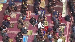 على أنقاض مسجد الفاروق المدمر برفح.. فلسطينيون يؤدون صلاة يوم الجمعة