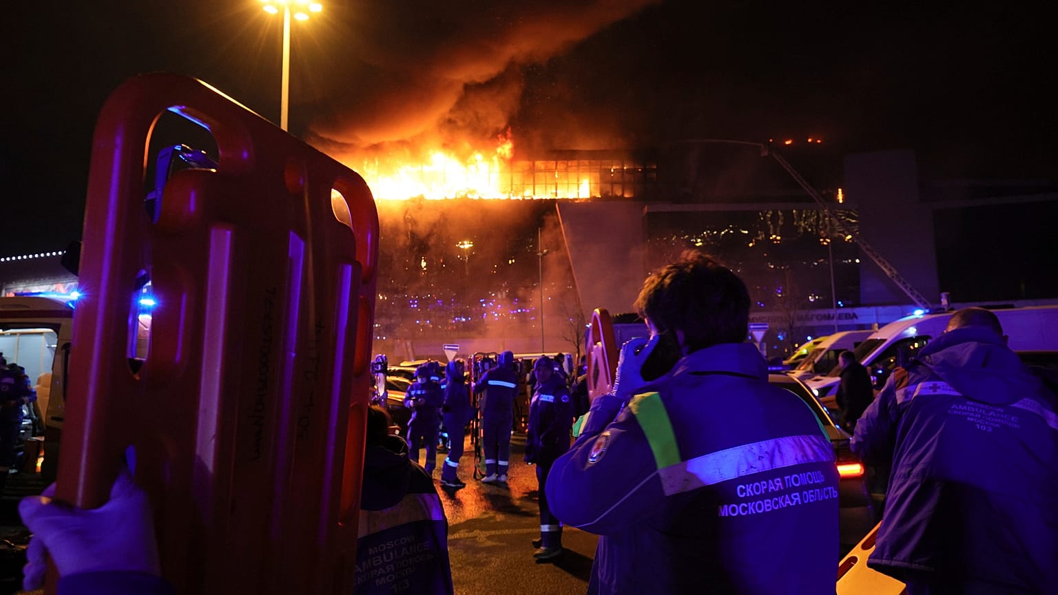 Στις φλόγες η οροφή του εμπορικού κέντρου μετά την επίθεση των ενόπλων