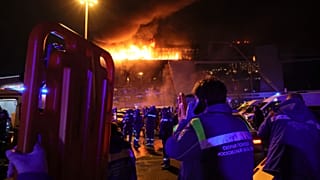 Στις φλόγες η οροφή του εμπορικού κέντρου μετά την επίθεση των ενόπλων