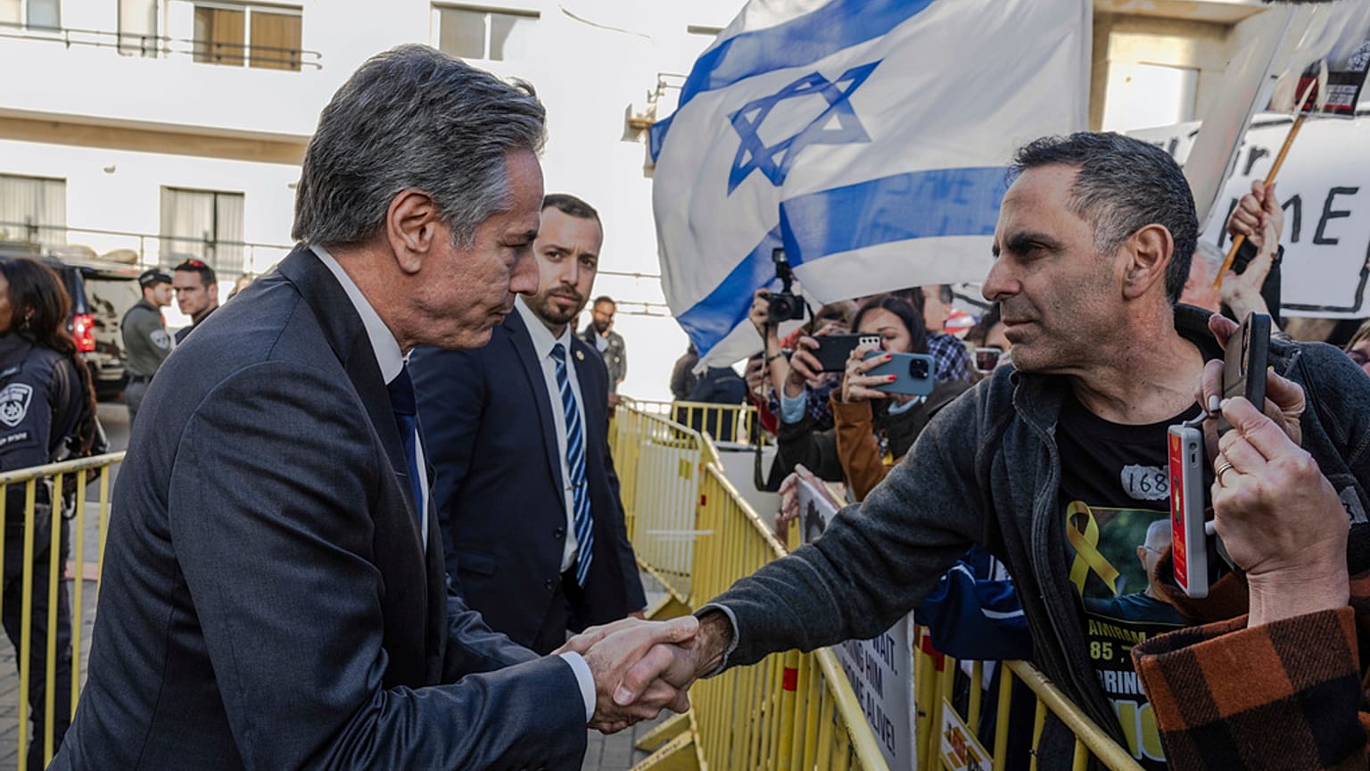 US-Außenminister Antony Blinken schüttelt vor dem Kempinski-Hotel in Tel Aviv einem Demonstranten die Hand. Tel Aviv, 22. März 2024