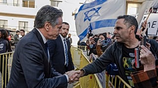 US-Außenminister Antony Blinken schüttelt vor dem Kempinski-Hotel in Tel Aviv einem Demonstranten die Hand. Tel Aviv, 22. März 2024