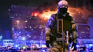 Un militaire russe sécurise une zone alors qu'un gigantesque incendie s'est déclaré au-dessus du Crocus City Hall, à l'ouest de Moscou, Russie, vendredi 22 mars 2024.