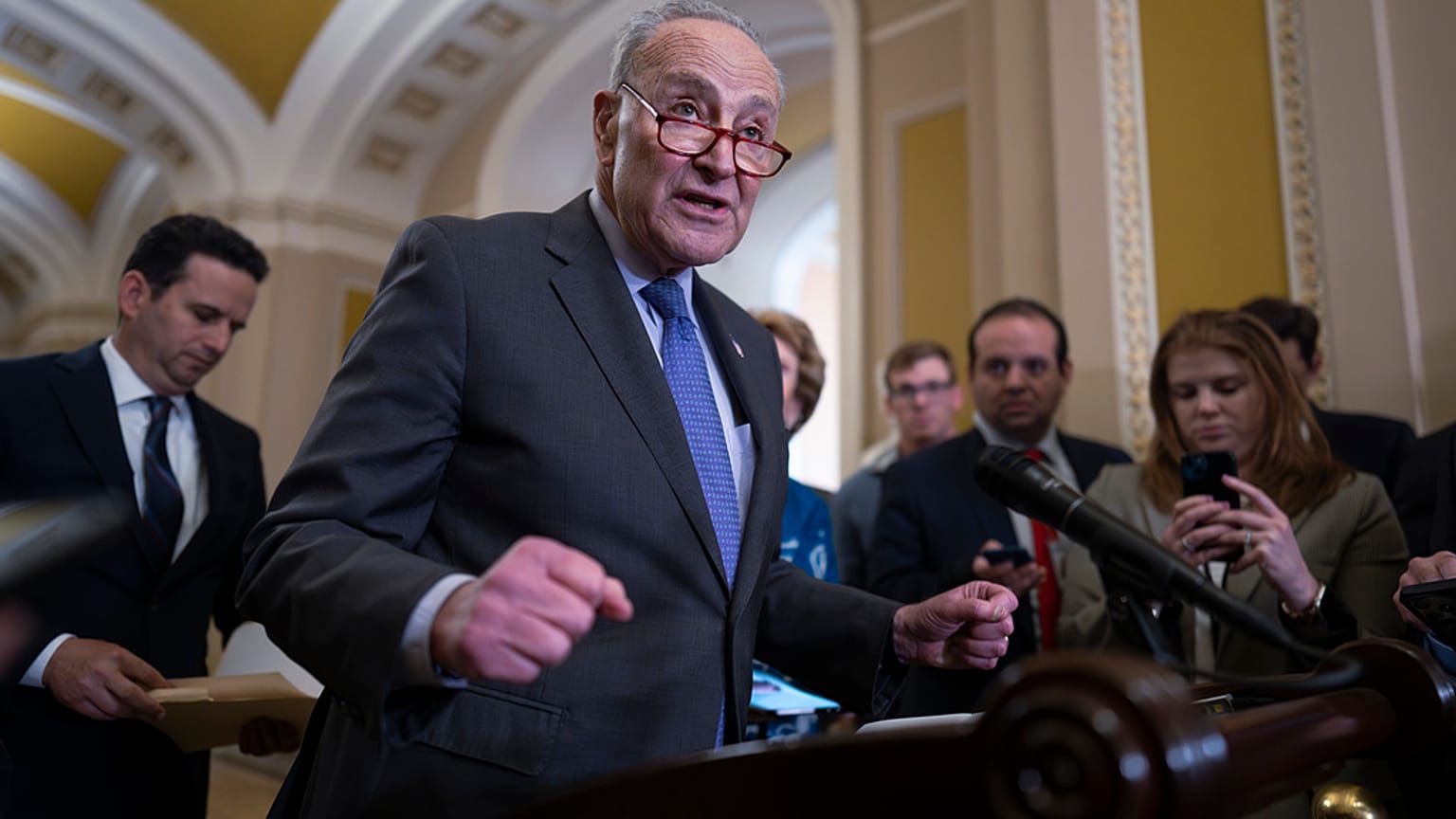 Der Mehrheitsführer im Senat, Chuck Schumer mit Reportern im Kapitol in Washington, 20. März 2024