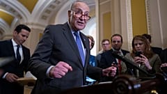 Der Mehrheitsführer im Senat, Chuck Schumer mit Reportern im Kapitol in Washington, 20. März 2024