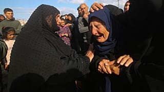 فلسطينيون يشيعون جنازة أقاربهم الذين قتلوا في القصف الإسرائيلي على قطاع غزة، في خان يونس، الجمعة، 22 مارس/آذار 2024