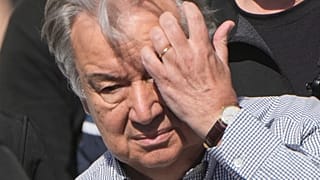 الأمين العام للأمم المتحدة أنطونيو غوتيريش أثناء حديثه عند معبر رفح الحدودي بين مصر وقطاع غزة