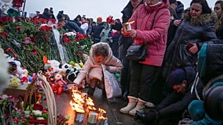 Nach dem Terroranschlag auf die Konzerthalle in der Nähe von Moskau erweitert sich der Kreis der Verdächtigen.