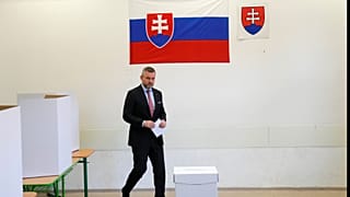 Le candidat Peter Pellegrini, actuellement président du Parlement, se prépare à voter lors du premier tour de la présidentielle à Bratislava, en Slovaquie, samedi 23 mars 2024
