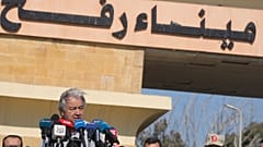 El Secretario General de las Naciones Unidas, Antonio Guterres, habla tras su visita al paso fronterizo de Rafah, entre Egipto y la Franja de Gaza,