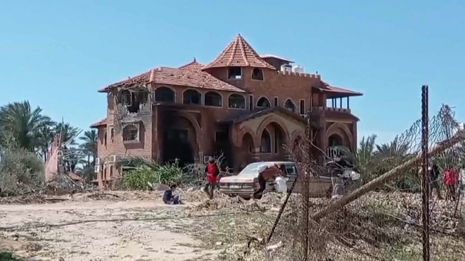 المنزل المدمر على يد القوات الإسرائيلية في المواصي