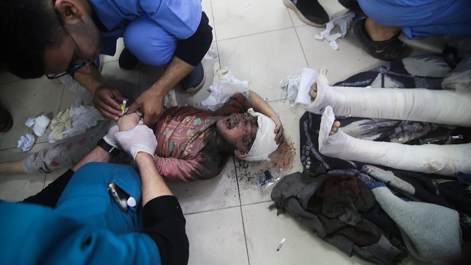 فلسطينيون أصيبوا في القصف الإسرائيلي يتلقون العلاج في مستشفى في رفح، قطاع غزة. الأحد، 24 مارس/آذار 2024