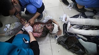 فلسطينيون أصيبوا في القصف الإسرائيلي يتلقون العلاج في مستشفى في رفح، قطاع غزة. الأحد، 24 مارس/آذار 2024