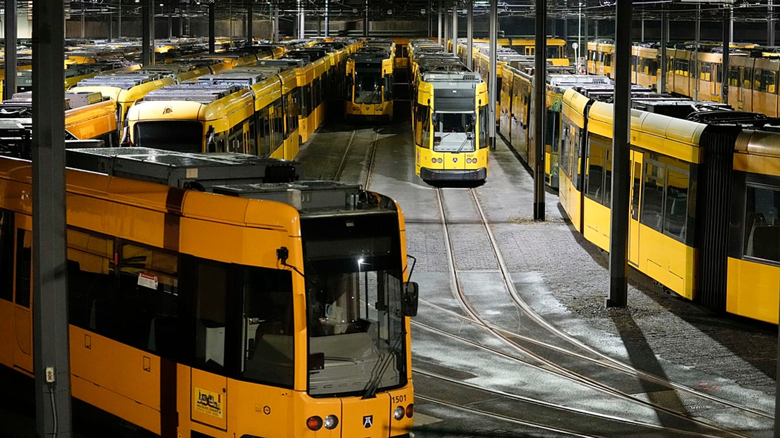 Almanya'da bir hangarda bekleyen tramvaylar