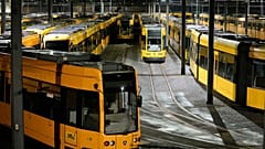Almanya'da bir hangarda bekleyen tramvaylar