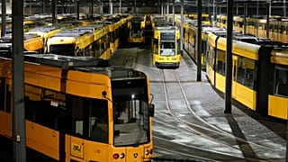 Almanya'da bir hangarda bekleyen tramvaylar