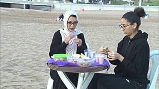 فتاتان تتناولان الإفطار على أحد شواطئ المغرب في شهر رمضان، آذار / مارس 2024