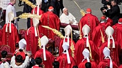 O Papa Francisco depois de ter celebrado a missa do Domingo de Ramos na Praça de São Pedro, no Vaticano, domingo, 24 de março de 2024.
