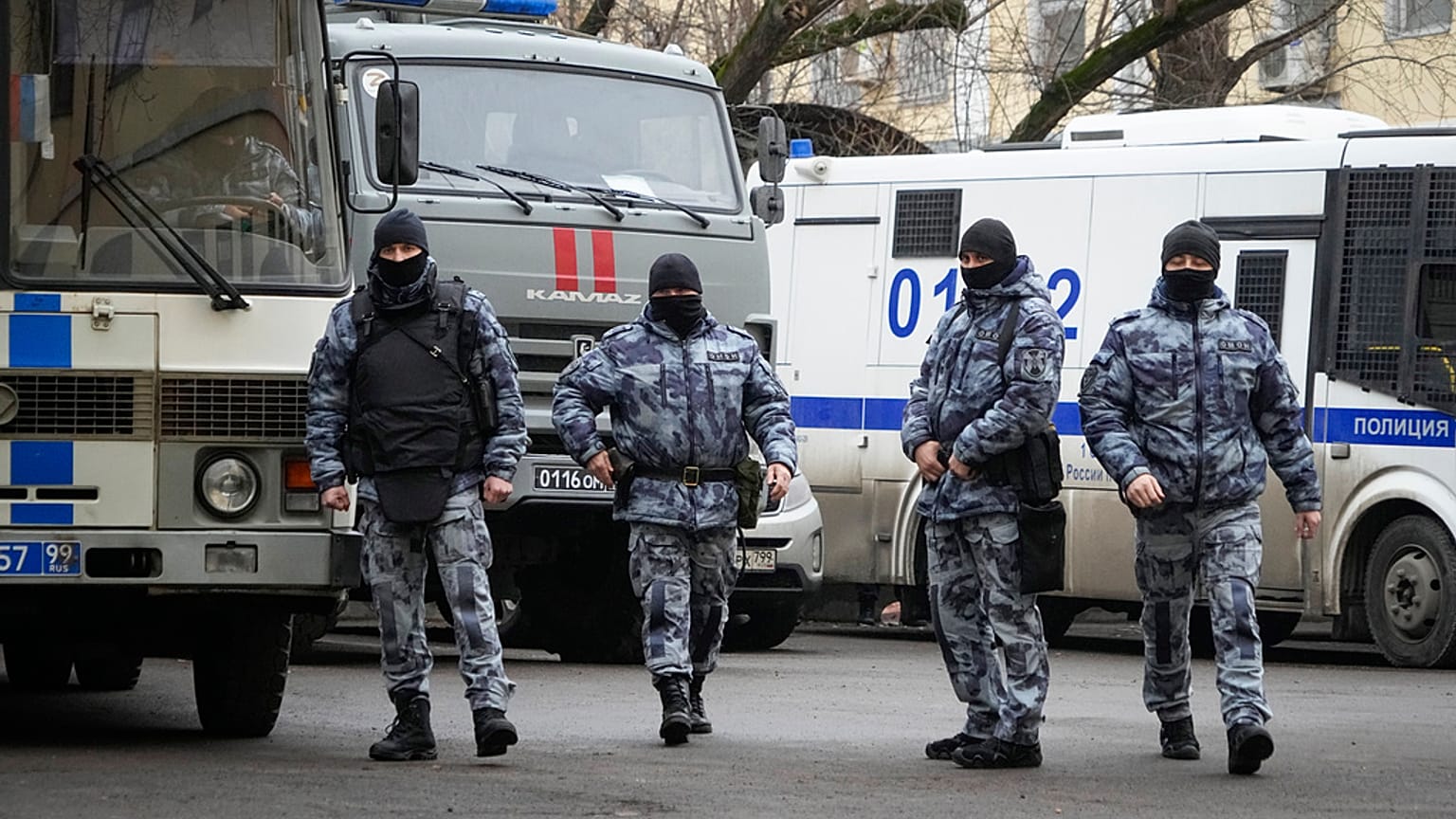 Orosz biztonsági személyzet a Crocus-támadás után