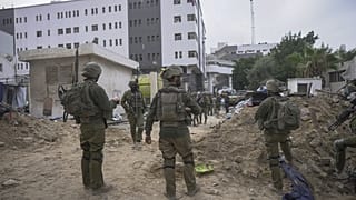 جنود إسرائيليون أمام مستشفى الشفاء