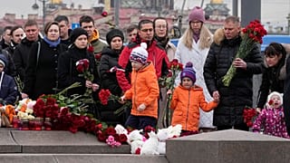 Люди несут цветы, свечи и игрушки на место трагедии - к концертному залу "Крокус" в Красногорске