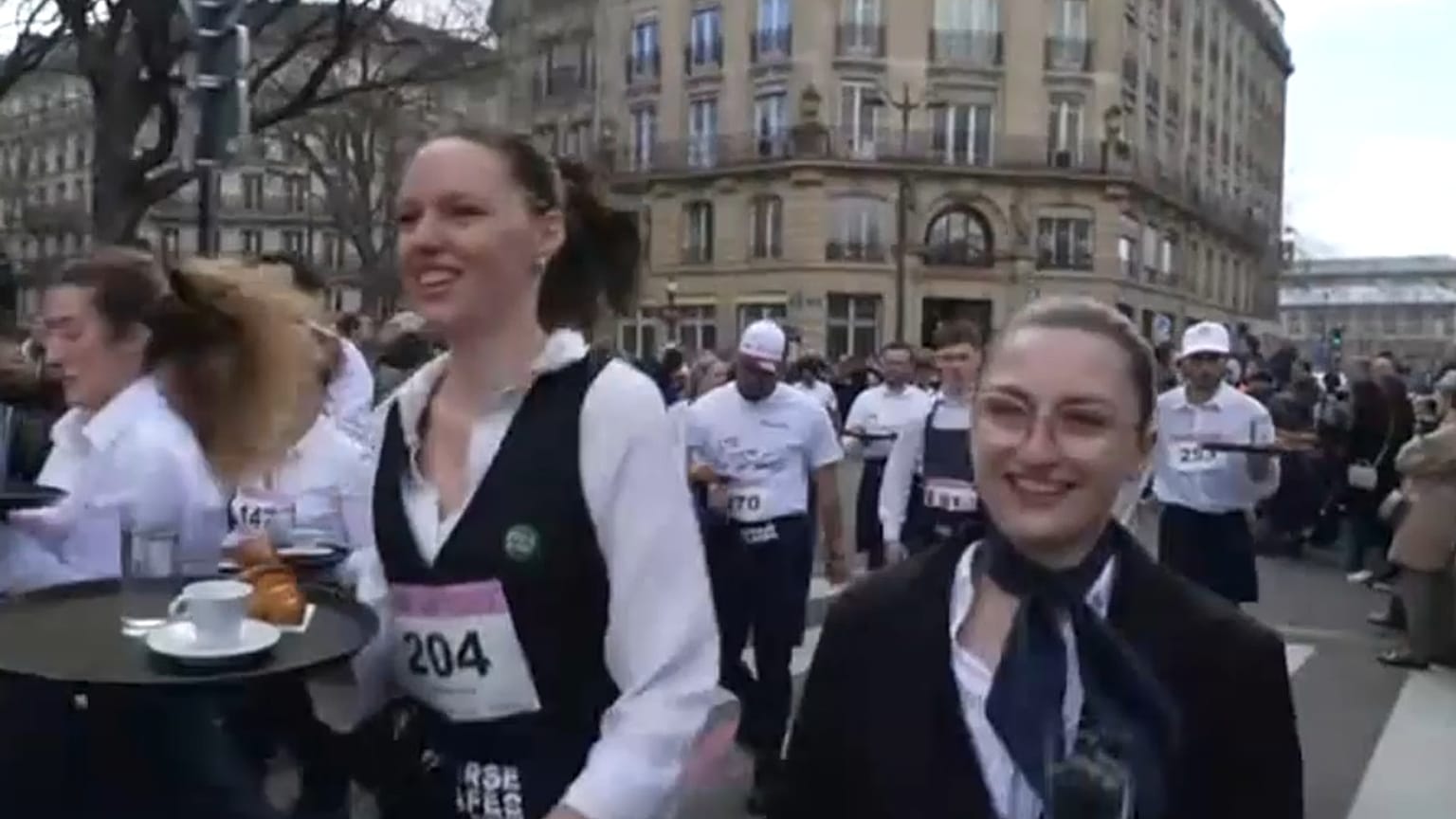 Carrera de camareros en París.