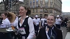 Carrera de camareros en París.