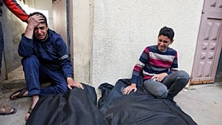 Palästinenser trauern um Angehörige, die bei den israelischen Bombardierungen getötet wurden, vor der Leichenhalle des Al-Aqsa-Krankenhauses, 25. März 2024.