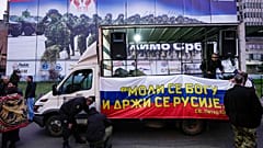 Άνθρωποι διαδηλώνουν μπροστά από το πρώην αρχηγείο του Σερβικού Στρατού, που καταστράφηκε κατά τους βομβαρδισμούς του ΝΑΤΟ, στη Σερβία, στις 3 Μαρτίου. 24, 2024.
